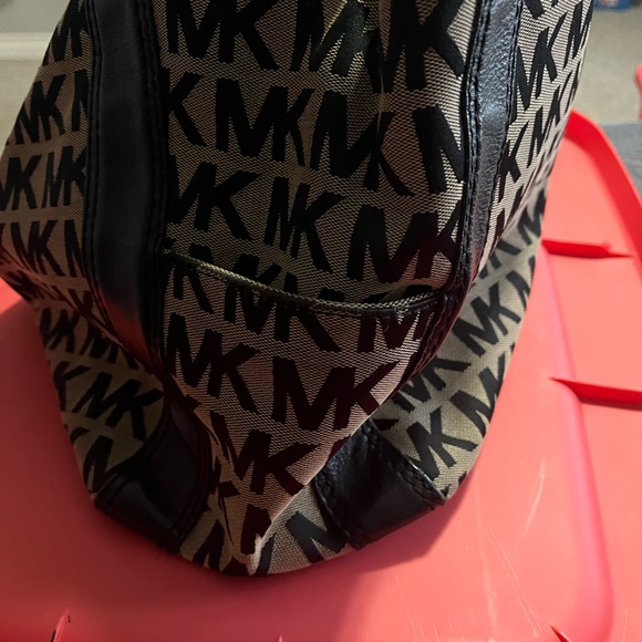 Large MK Micheal Kors purse with black letters - Picture 4 of 5